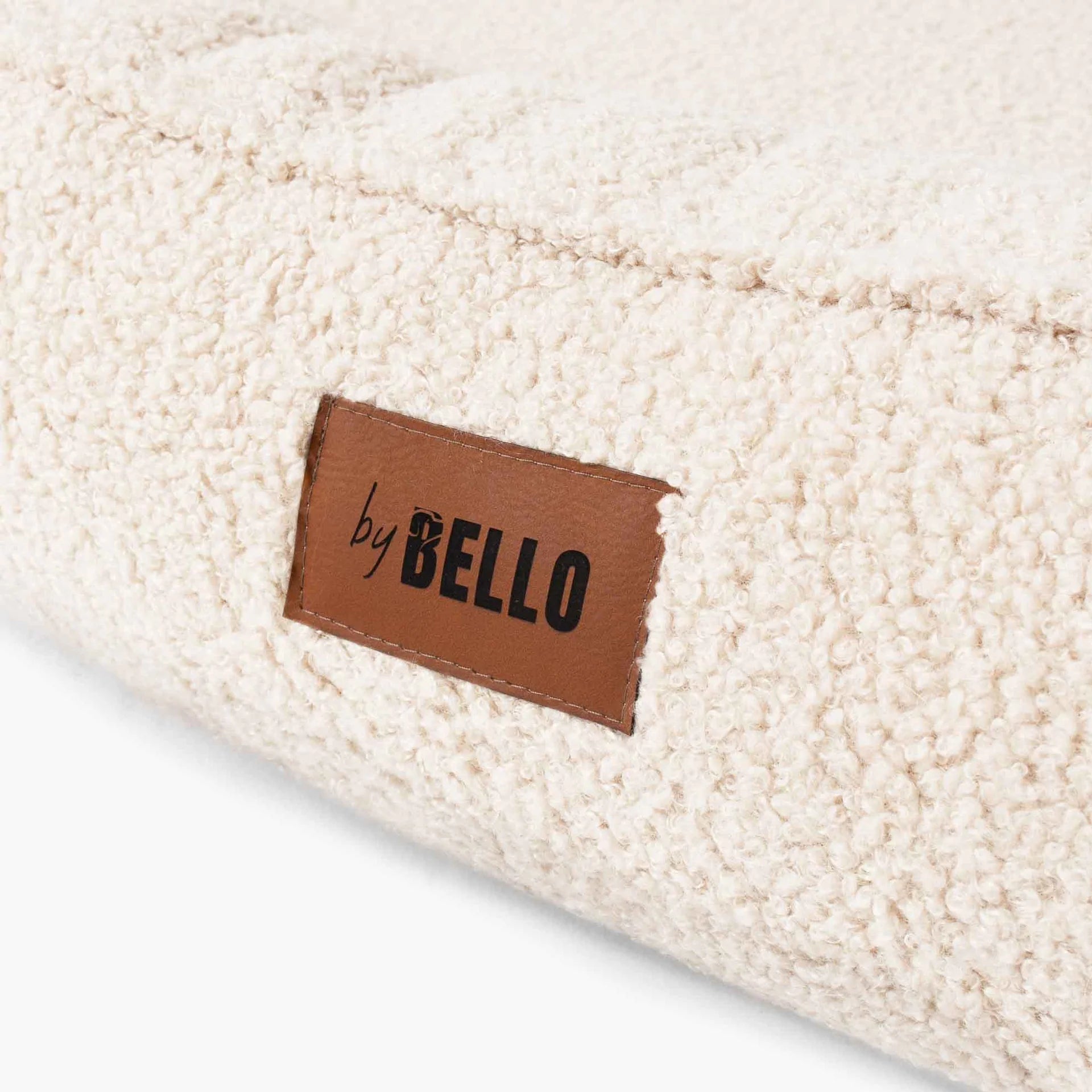 Detail krémovej bouclé tkaniny na pelechu ROYAL s logom byBello