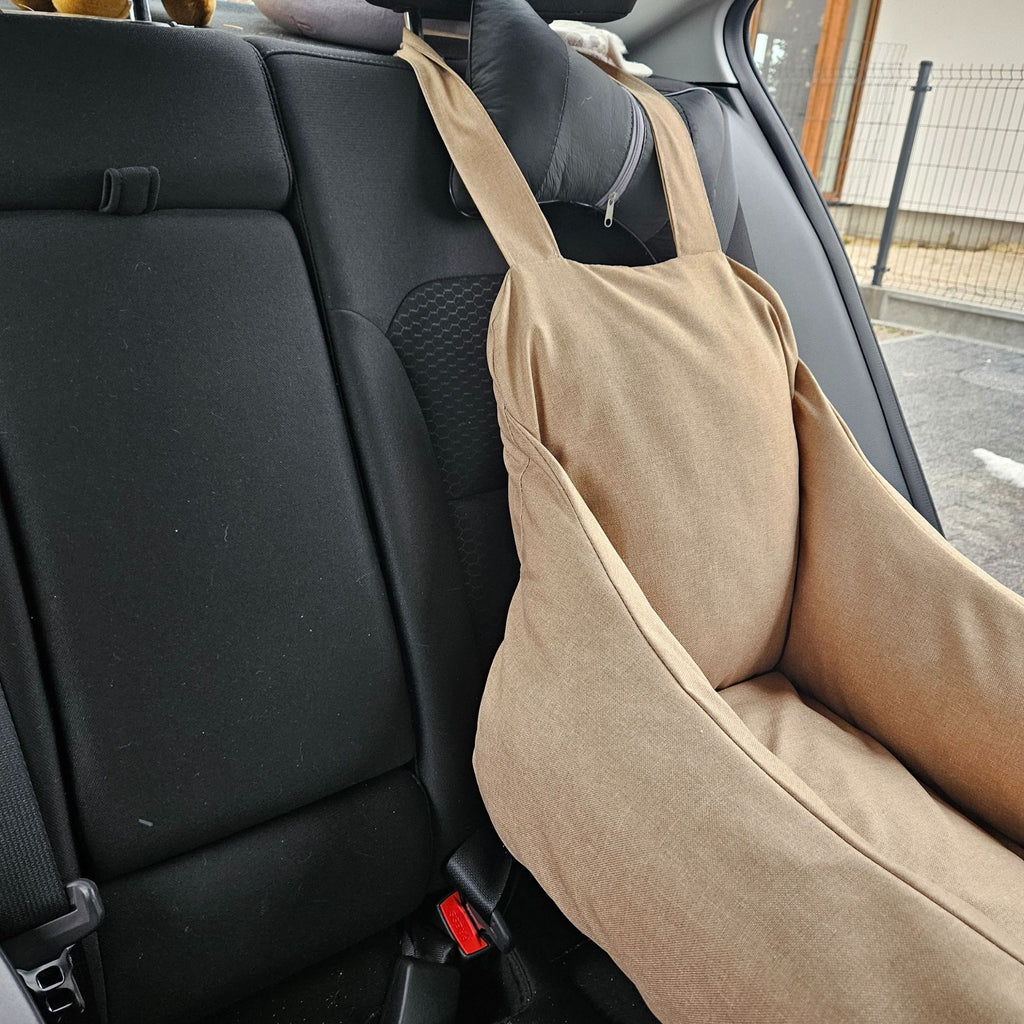 Béžová autosedačka pre psa na cestovanie autom