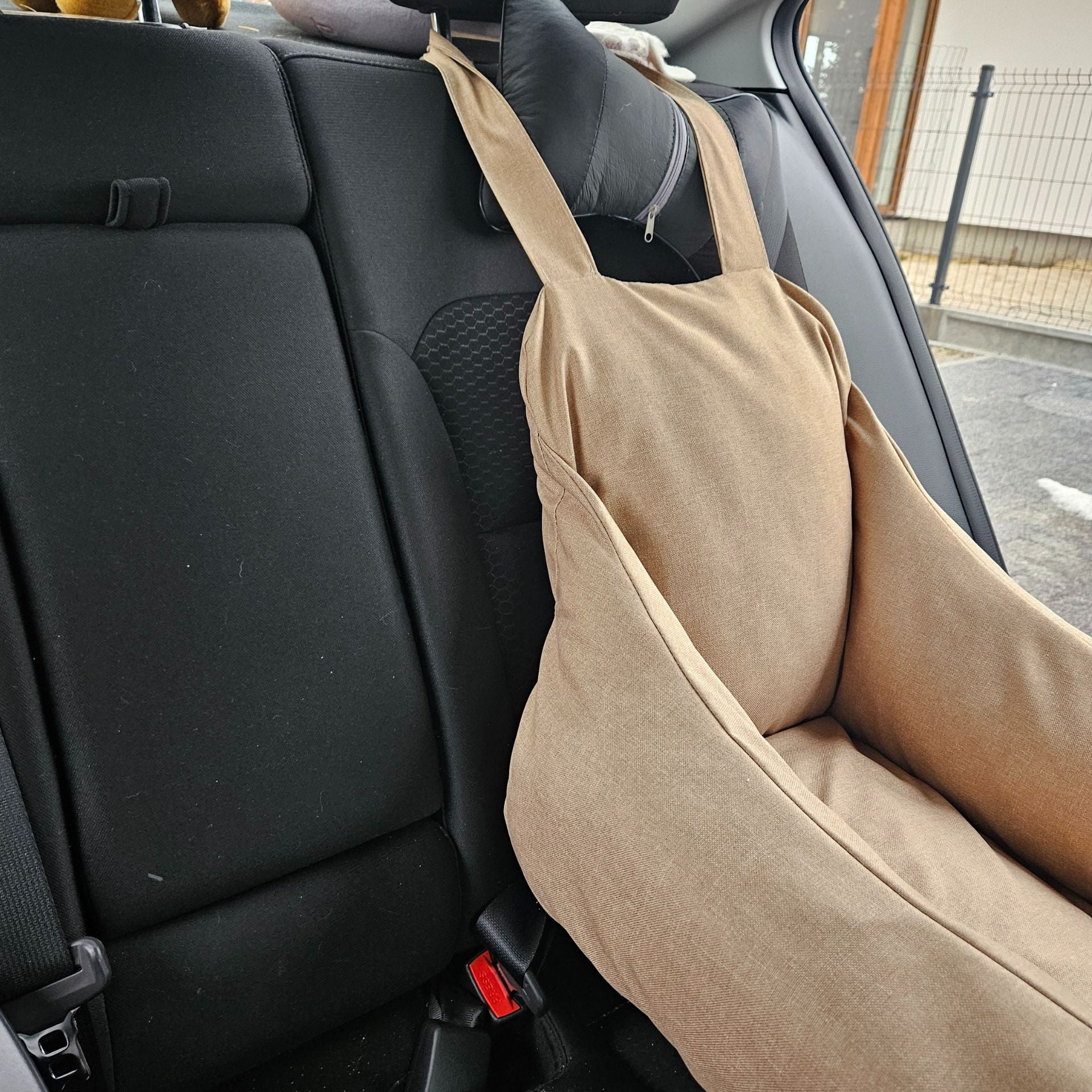 Béžová autosedačka pre psa na cestovanie autom