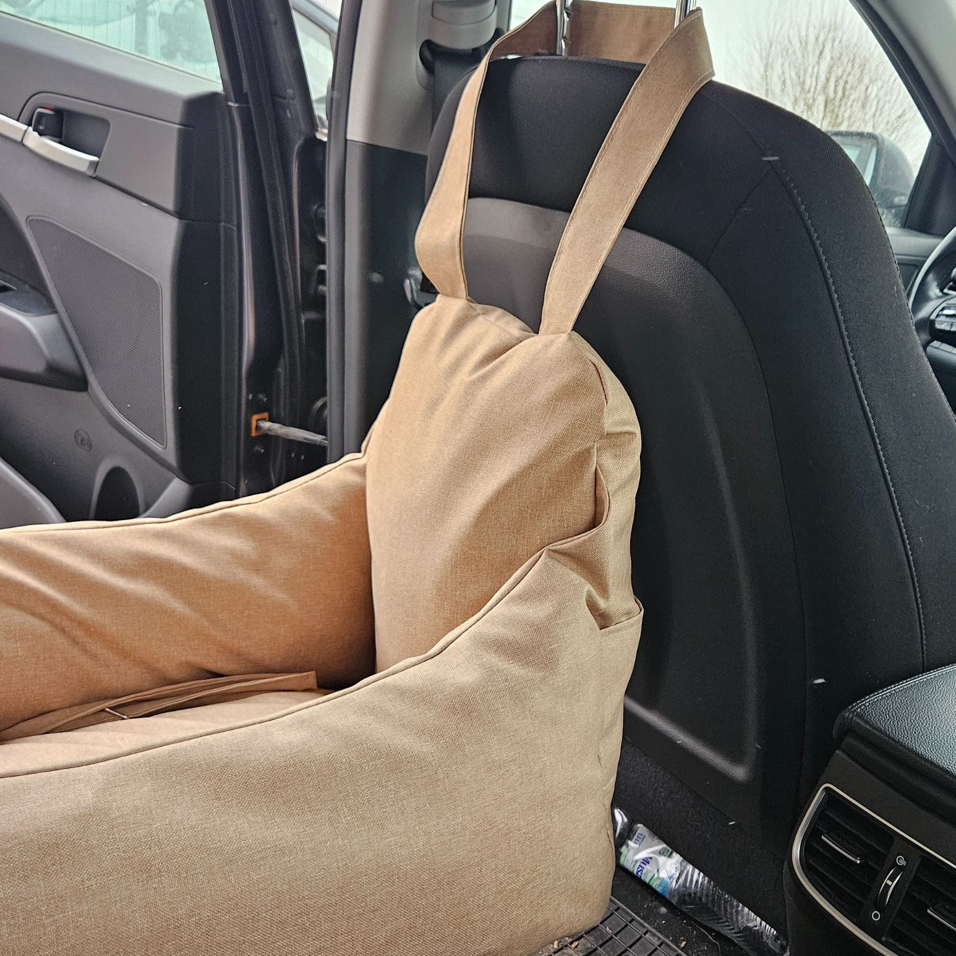 Béžová autosedačka pre psa na cestovanie autom