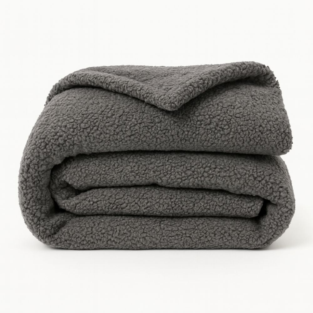 Grafitová deka z materiálu bouclé pre psa ako doplnok do pelechu