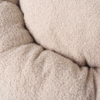 Detail mäkkej bouclé látky na béžovom pelechu pre psa Obláčik