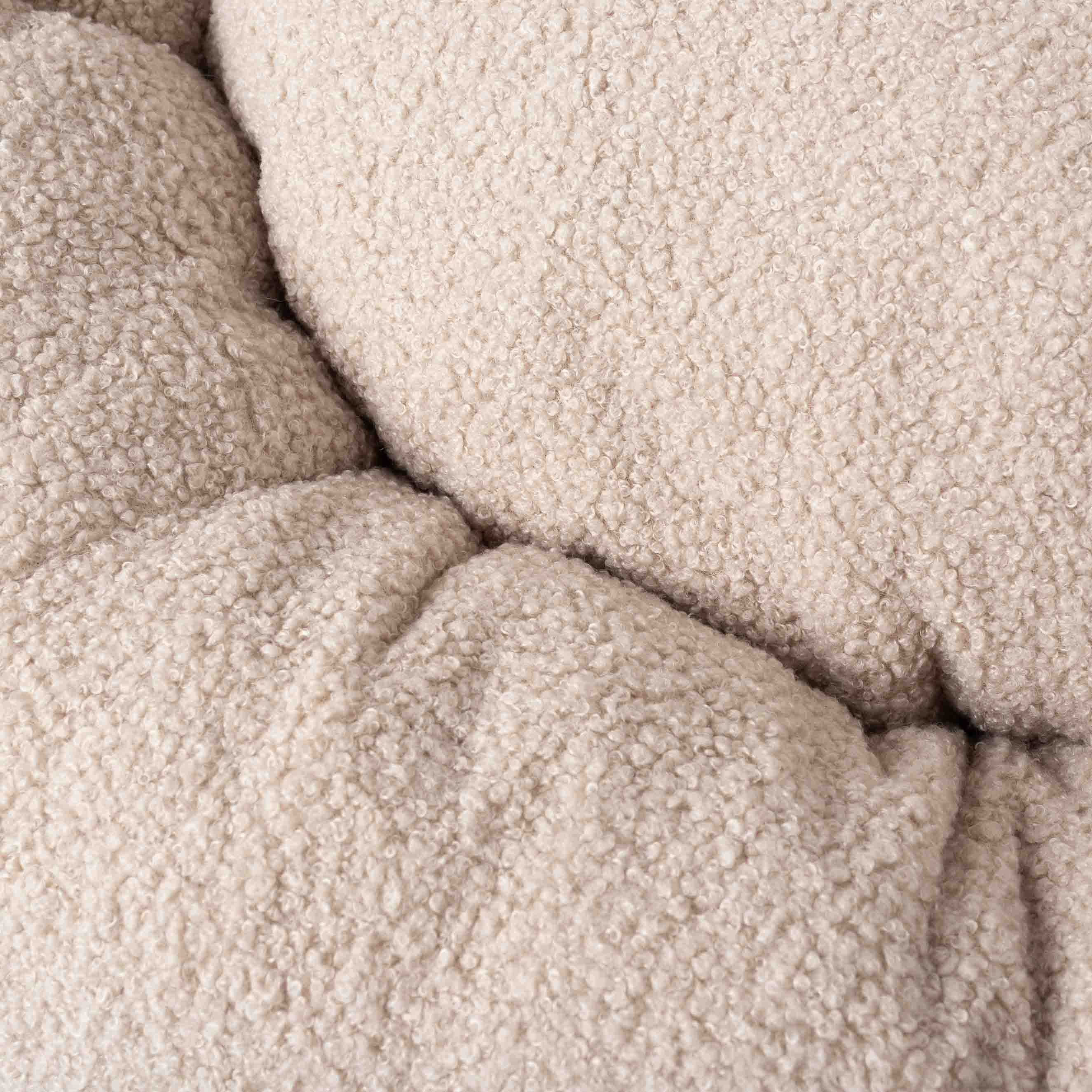 Detail mäkkej bouclé látky na béžovom pelechu pre psa Obláčik